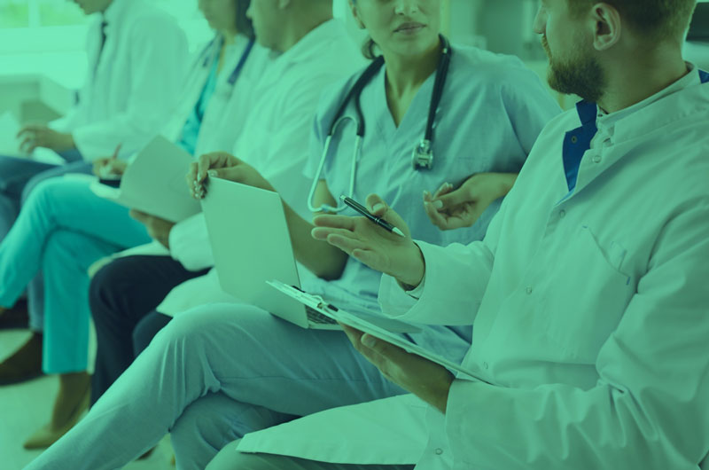 Combinar la carrera con la formación médica